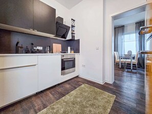 Fridge, microwave, oven, stovetop - Alpha Apartments: 2 BR Oasis! Design & Comfort (Dortmund)