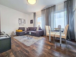 TV - Alpha Apartments: 2 BR Oasis! Design & Comfort (Dortmund)