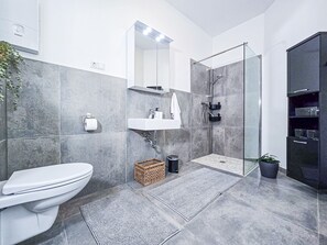 Shower, hair dryer, towels, toilet paper - Alpha Apartments: 2BR Oasis! Design,Flair,Comfort (Dortmund)