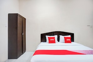 Family Room | Laptop workspace, bed sheets