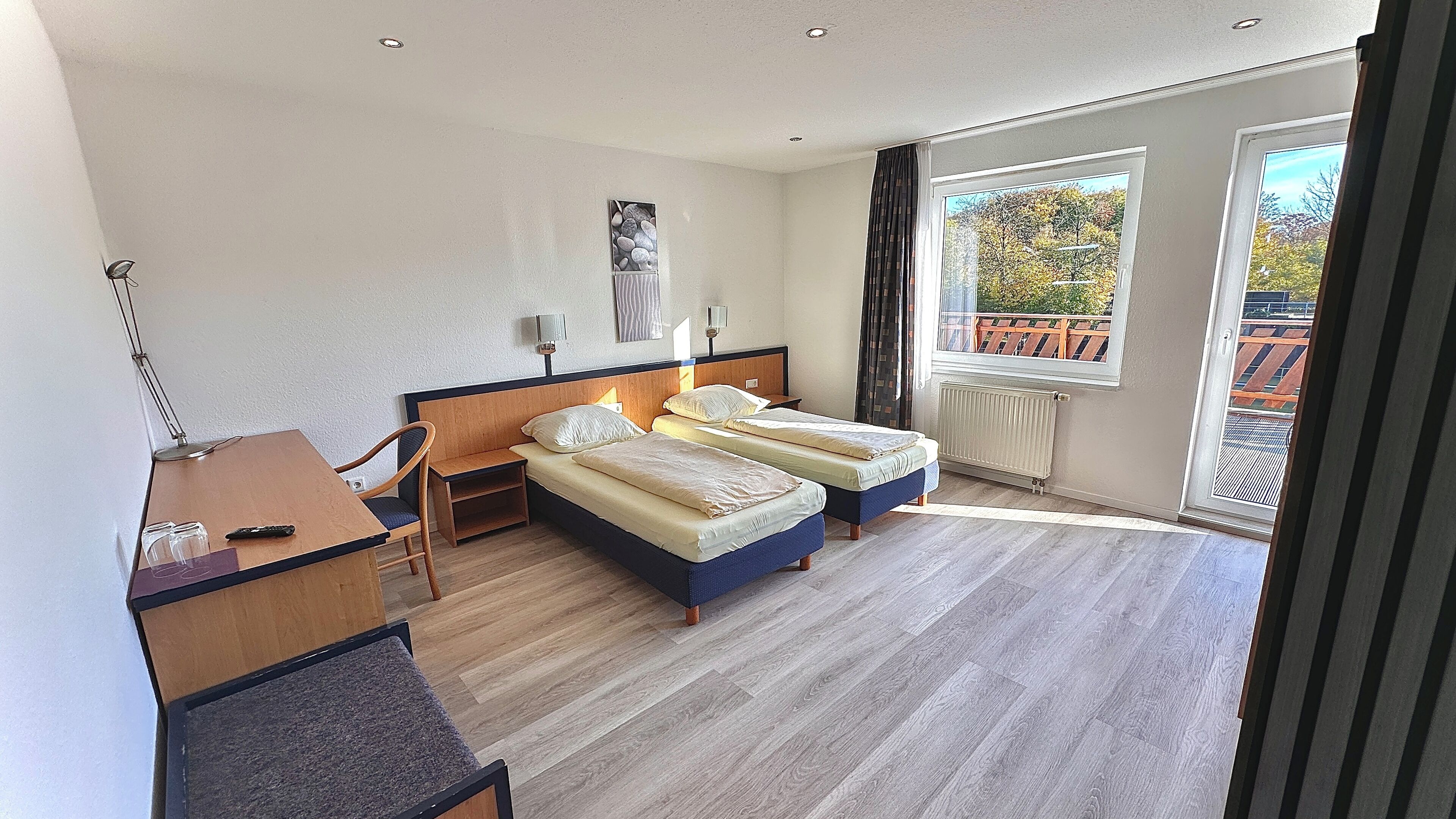 Comfort-Doppelzimmer, Flussblick | Wohnbereich | Smart-TV, Streaming-Dienste