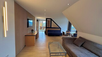 套房, 河景 | 起居区 | 智能电视、流媒体服务