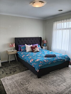 3 عدّة غرف نوم ومكتب وواي فاي مجانًا وملاءات أسرّة