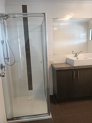 Douche, sèche-cheveux, serviettes fournies, savon