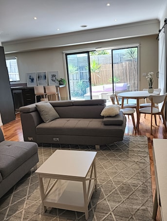 TV. Coastal charm, spacious townhouse Ideal for families or groups of up to 8