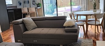 Coastal charm, spacious townhouse Ideal for families or groups of up to 8