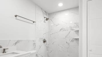 Een douche, zeep, shampoo, toiletpapier