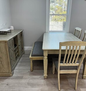 Dining - Hamptons Tiana Bay Oasis (Hampton Bays)