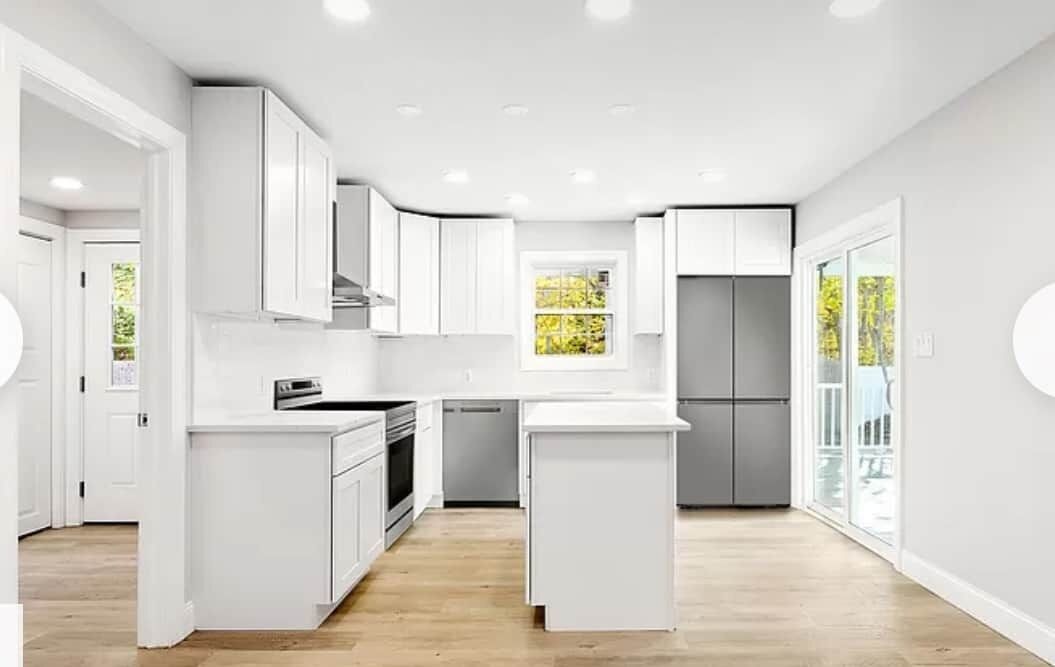 Fridge, stovetop, coffee/tea maker, lobster pot