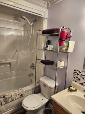 Hiustenkuivaaja, pyyhkeet, saippua, vessapaperi