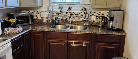 Kylskåp, mikrovågsugn, ugn och spishäll