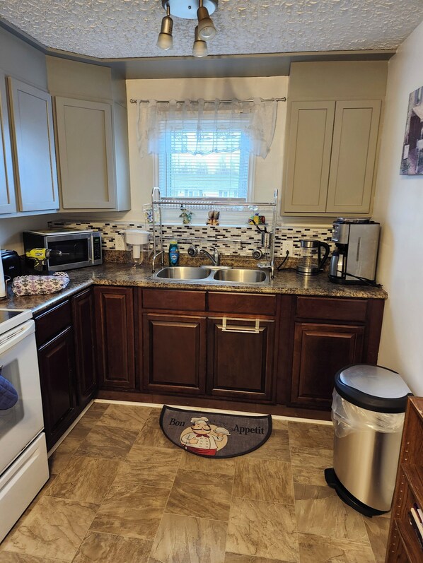 Jääkaappi, mikroaaltouuni, uuni, liesi