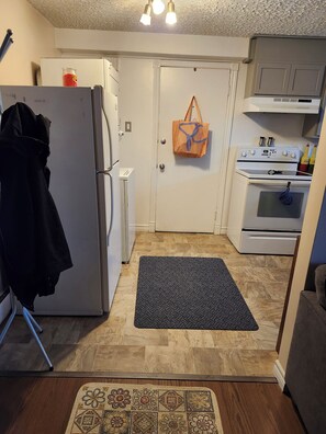 Jääkaappi, mikroaaltouuni, uuni, liesi