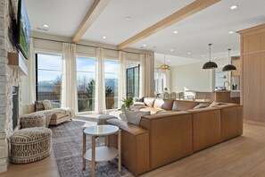 Smart-TV, Kamin, Tischfußball, Bücher