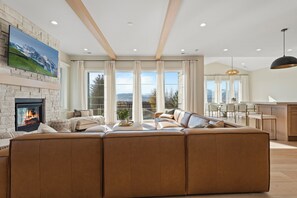 Smart-TV, Kamin, Tischfußball, Bücher