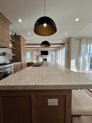 Fridge, microwave, oven, stovetop - Deer Valley views, sleeps 16, hot tub, deck, gym (Heber City)