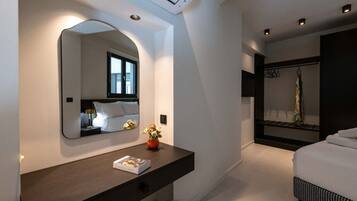 1 sovrum, skrivbord, strykjärn/strykbräda och resesäng