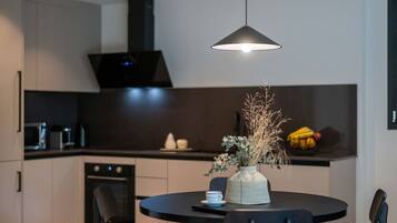 Kylskåp, mikrovågsugn, ugn och spishäll