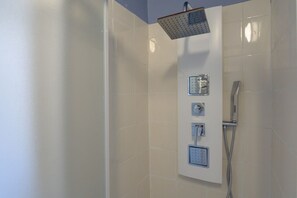 Shower, hair dryer, bidet, towels - Cozy Flat Orso Navona square (Roma)