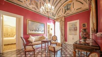 Appartamento, balcone, vista città | Area soggiorno | TV a schermo piatto 32 pollici con canali satellitari