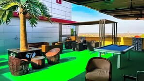 3 bars/lounges
