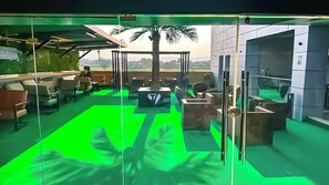 3 bars/lounges