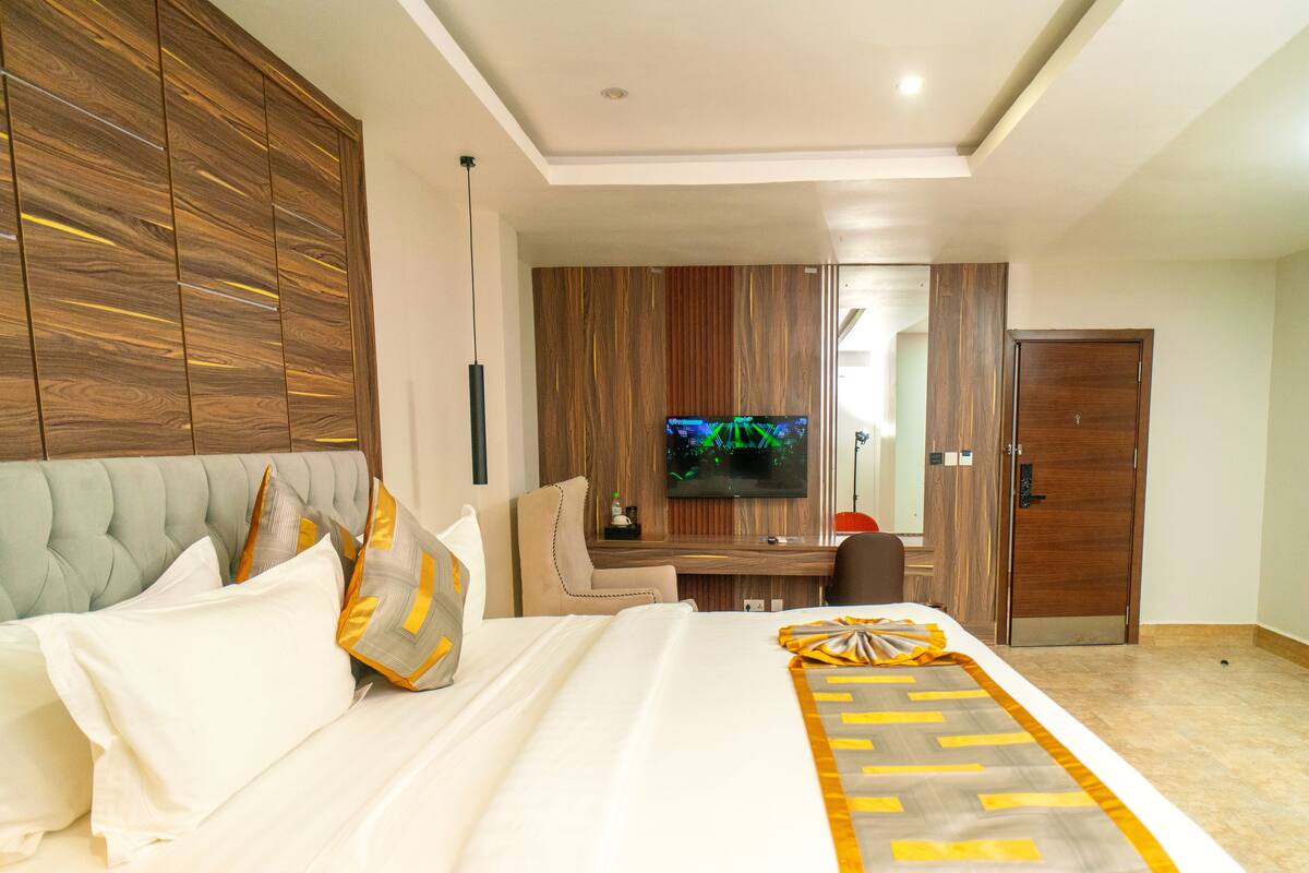 Luxury Single Room | Down comforters, in-room safe, desk, laptop workspace