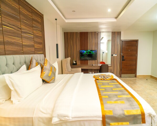 Luxury Single Room | 1 bedroom, down comforters, in-room safe, individually furnished