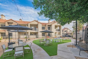 Outdoor dining - TPC Golf Stay |Pool, Hot Tub, Pickleball & Parking (Scottsdale)