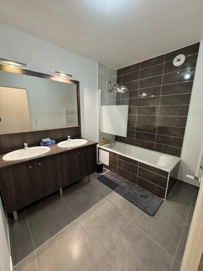 Shower, hair dryer, towels, soap - Luxurious 5 pc + Jacuzzi + rooftop + terrace + air conditioning (Montpellier)