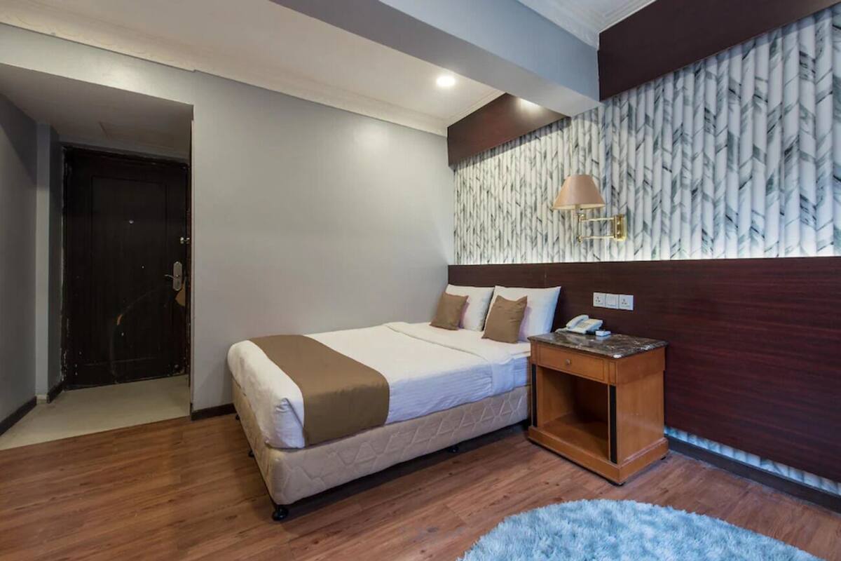 Habitación básica doble | Escritorio, tabla de planchar con plancha, wifi gratis