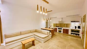 Luxury-Villa, Terrasse, Meerblick | Wohnbereich | 55-Zoll-Smart-TV mit Kabelempfang, Netflix, Smart Speakers