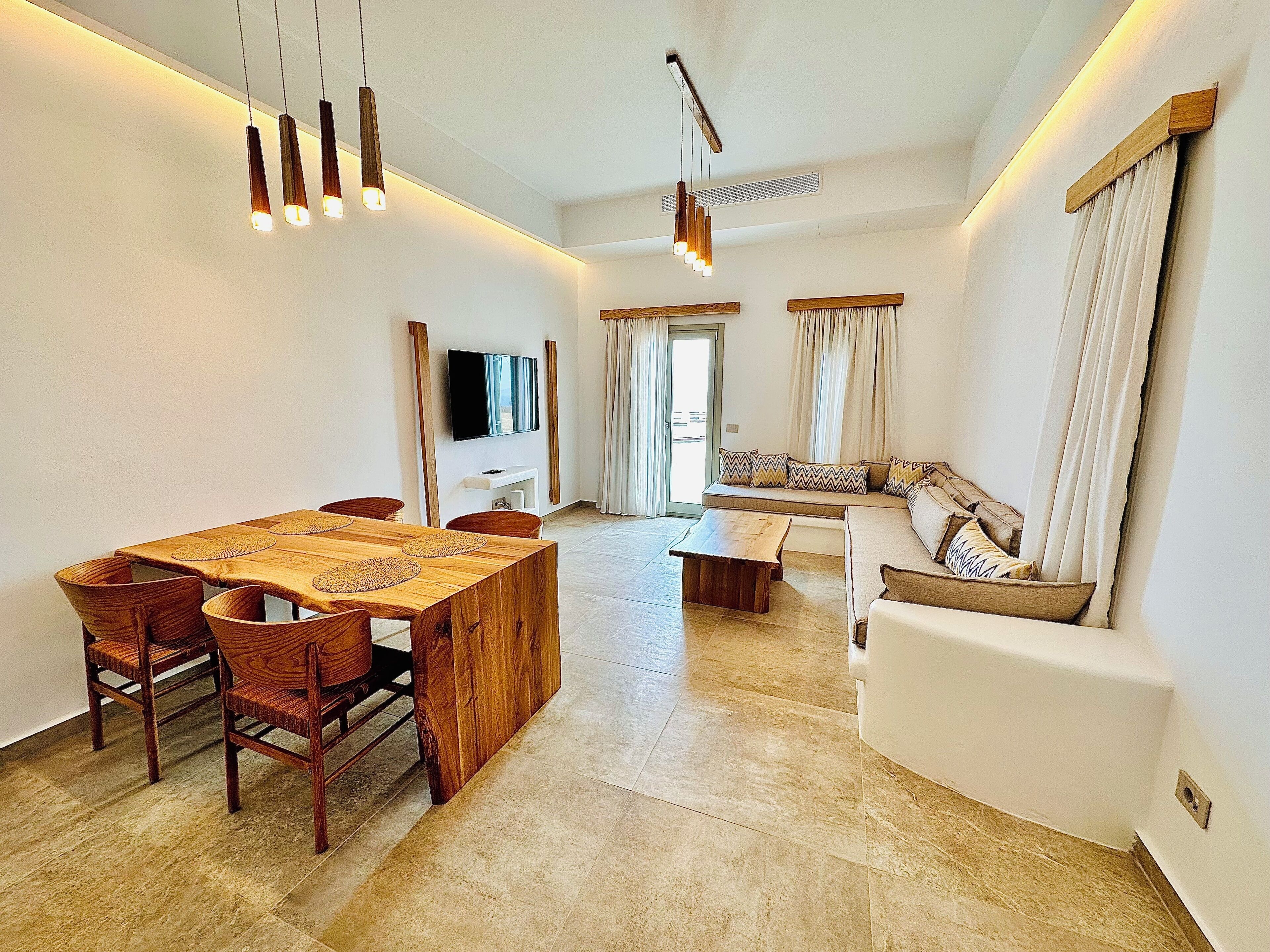 Luxury-Villa, Terrasse, Meerblick | Wohnbereich | 55-Zoll-Smart-TV mit Kabelempfang, Netflix, Smart Speakers