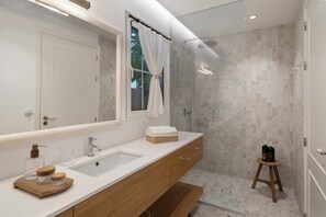 Douche, séchoir à cheveux, serviettes fournies
