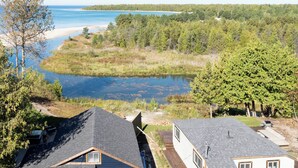 Un chalet au bord du lac, offrant une vue sur le lac et la forêt.