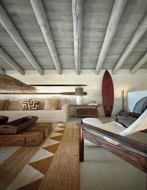 Lareira, livros, aparelho de som