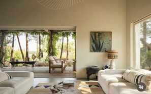 Een open haard, boeken en een stereo