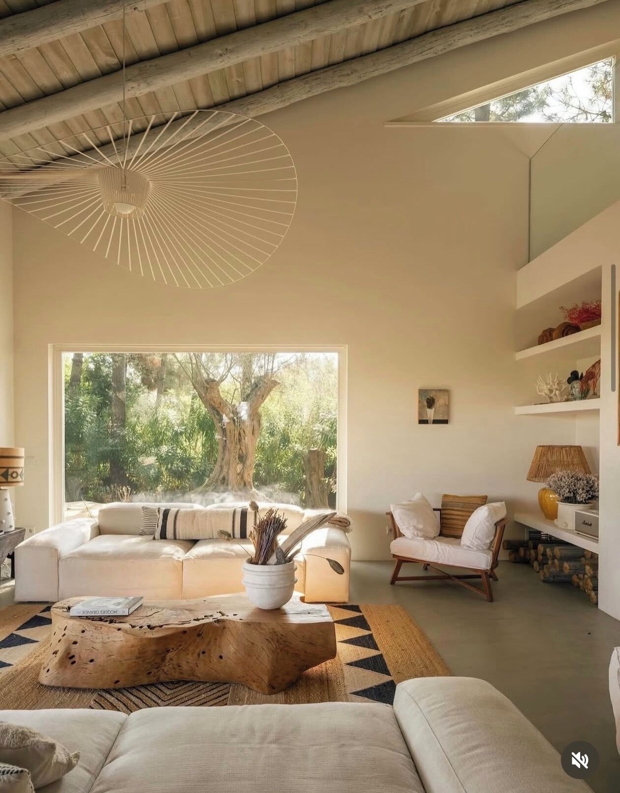 Cheminée, livres, chaîne hi-fi