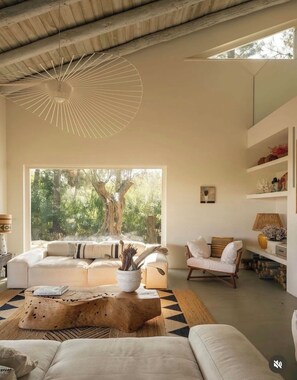 Een open haard, boeken en een stereo