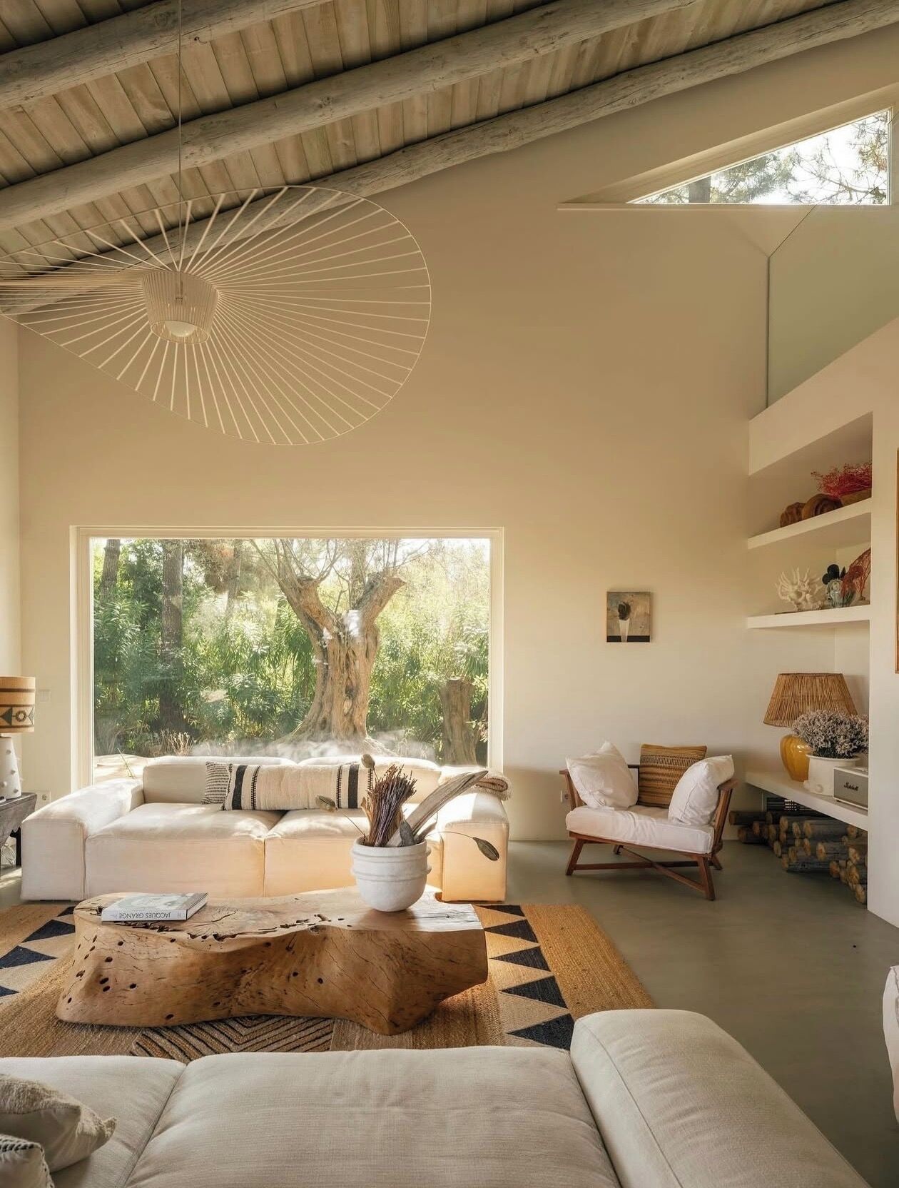 Lareira, livros, aparelho de som