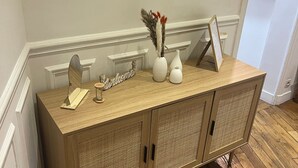 A wooden console table with decorative items and a welcome sign. - Apartment in Gentilly, 2 steps from Paris (Gentilly)