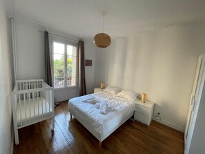 2 chambres, fer et planche à repasser, lit de bébé portatif, Wi-Fi