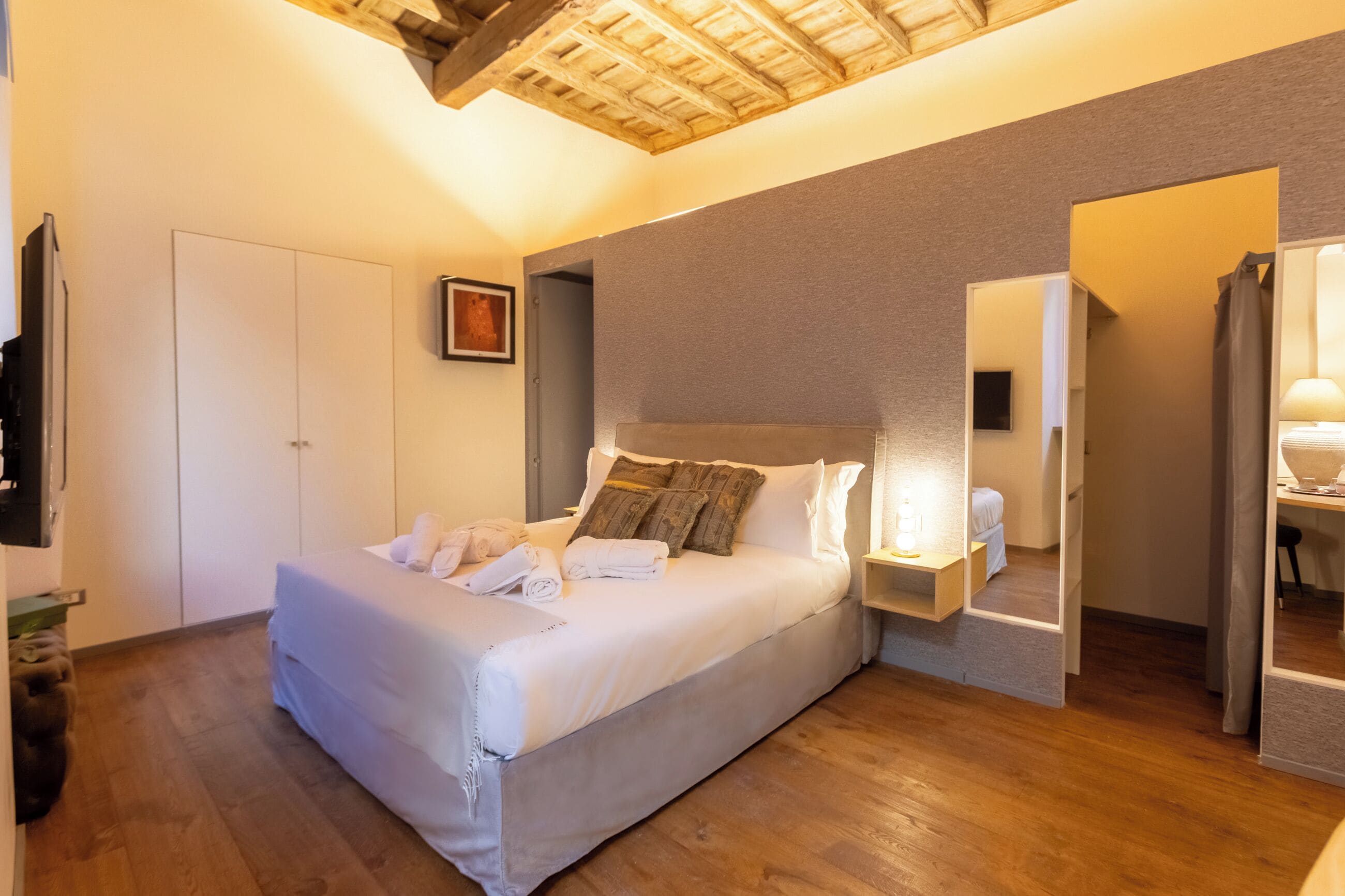 Deluxe Studio Suite | In-room safe, blackout drapes, soundproofing, iron/ironing board