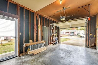 3 Mi to Huntington Beach: Hampton Family Home!