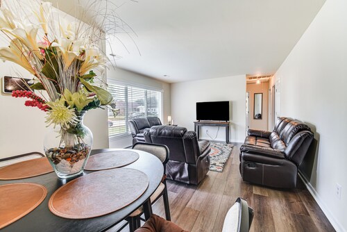 3 Mi to Huntington Beach: Hampton Family Home!