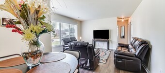 3 Mi to Huntington Beach: Hampton Family Home!