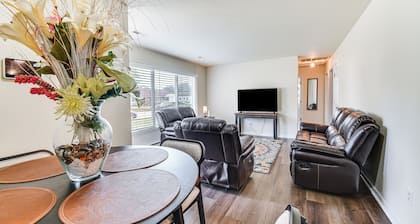 3 Mi to Huntington Beach: Hampton Family Home!