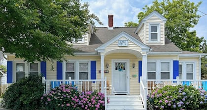 Cottage w/ Yard in Dtwn Chincoteague!