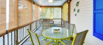 Cottage w/ Yard in Dtwn Chincoteague!