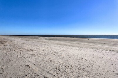 Walk to Beach: Condo w/ Balcony in Hilton Head!